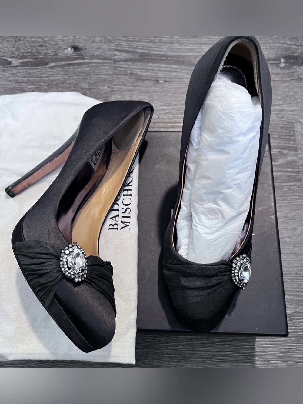 Badgley Mischka Deep Gray Satin Jeweled stiletto Shoes Pumps with Crystal Brooch
